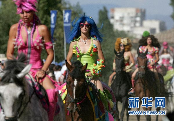 組圖:索非亞舉行馬背上的時裝秀