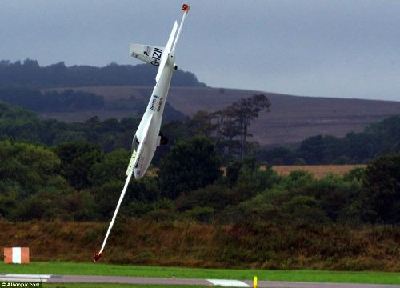 英滑翔機表演時垂直撞向跑道 飛行員奇跡逃生