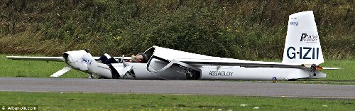 英滑翔機(jī)表演時垂直撞向跑道 飛行員奇跡逃生