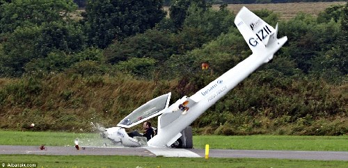 英滑翔機(jī)表演時垂直撞向跑道 飛行員奇跡逃生