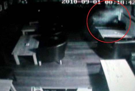 英國殯儀館改建酒吧鬧鬼 監(jiān)控錄像拍下詭異“幽靈”
