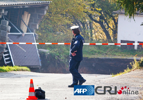 德國小鎮深夜突發地陷 出現一個12米深大坑
