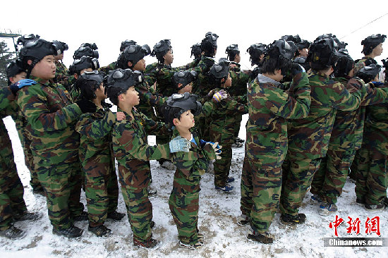 組圖：韓國中小學生赤膊在雪地中軍訓