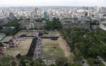 菲律賓兩萬師生將打破“世界最大人體十字架”紀錄