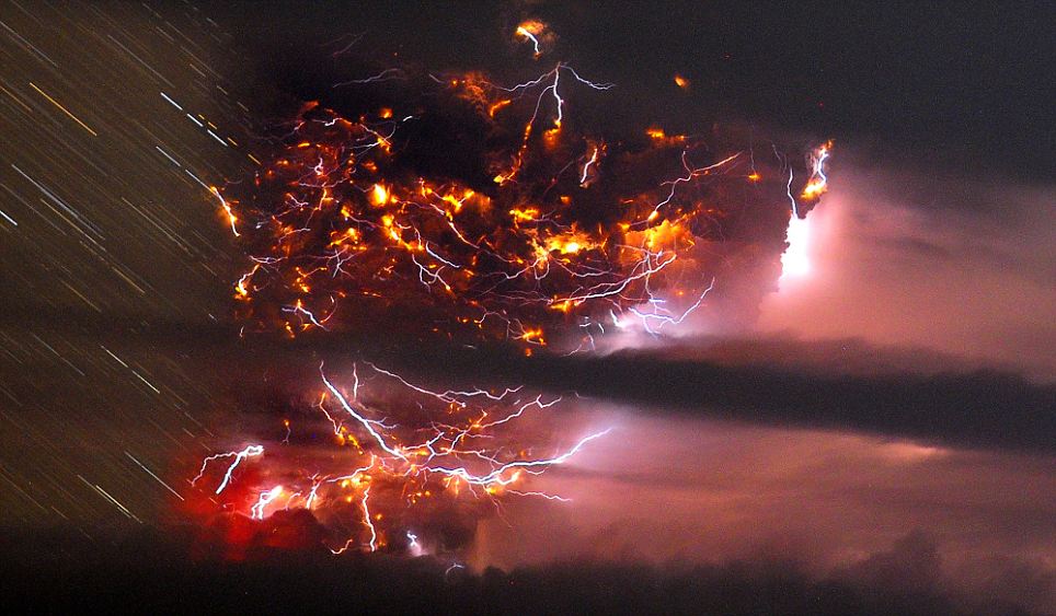組圖：智利火山噴發伴隨電閃雷鳴 場面蔚為壯觀
