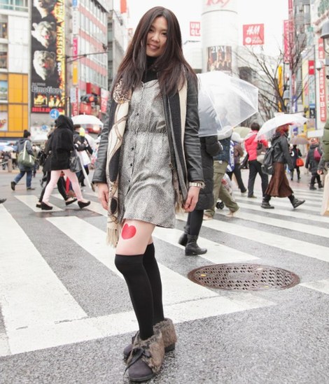 日本廣告貼在少女美腿上 穿8小時短裙即有酬勞