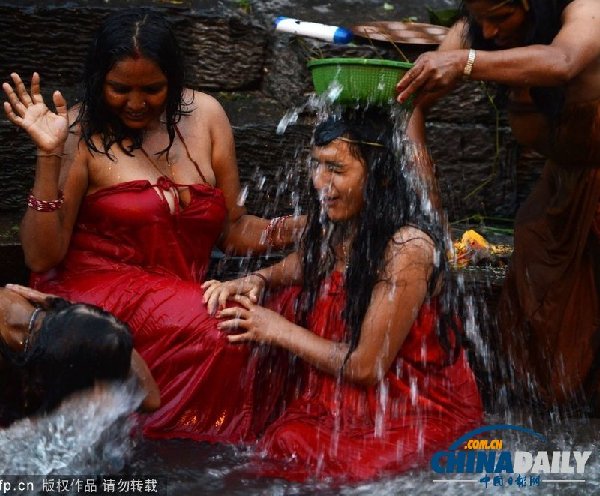 尼泊爾女性禁食沐浴慶祝提吉節