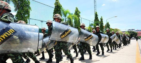 泰國(guó)軍方戒嚴(yán)后首次斡旋 實(shí)拍會(huì)談現(xiàn)場(chǎng)（高清）