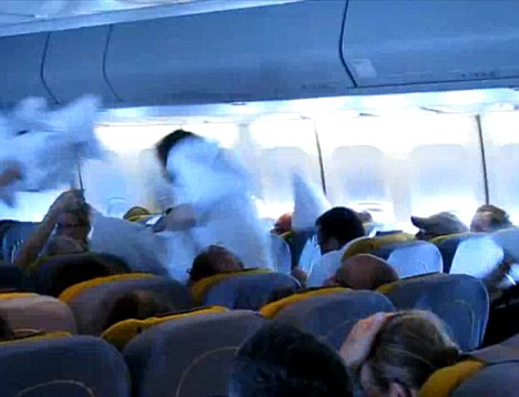 德航班上演“枕頭大戰” 空姐與乘客同樂令網友羨慕