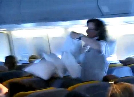 德航班上演“枕頭大戰” 空姐與乘客同樂令網友羨慕
