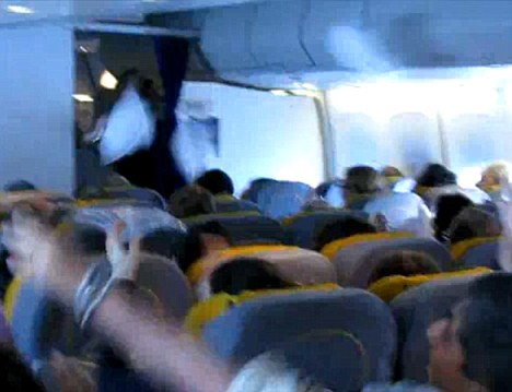 德航班上演“枕頭大戰” 空姐與乘客同樂令網友羨慕