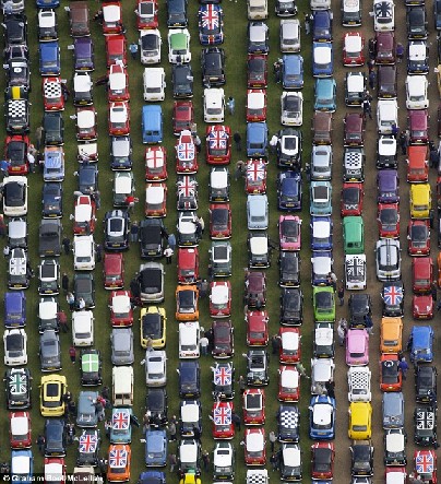 Mini汽車誕生50周年 英愛好者組“最長車隊(duì)”慶祝