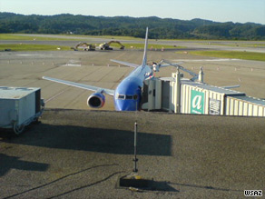 美波音737客機飛行中出現破洞緊急著陸 可從洞中看天空