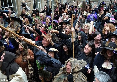 英國(guó)最新駐洞女巫誕生 拉動(dòng)旅游年薪5萬英鎊