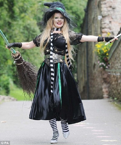 英國(guó)最新駐洞女巫誕生 拉動(dòng)旅游年薪5萬英鎊
