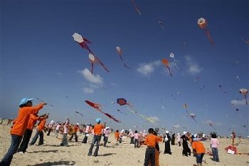 巴勒斯坦兒童加沙海灘破紀(jì)錄 放飛數(shù)千風(fēng)箏忘掉戰(zhàn)爭