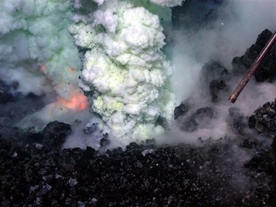 水下探測器拍攝到最深海底火山噴發(fā)奇景（圖）