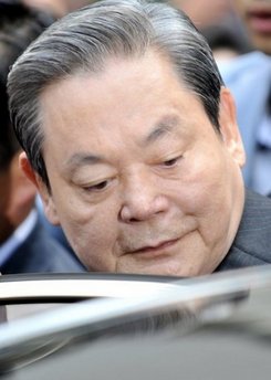國際奧委會主席羅格力挺三星前會長李健熙