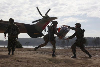 智利軍方震后4天展開救援 空軍司令與總統(tǒng)互相指責