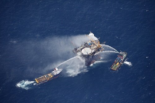 墨西哥灣爆炸石油平臺已滅火 未見油氣泄漏跡象