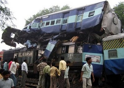 印度貨運火車駛入錯誤軌道撞客運列車 60余人死傷