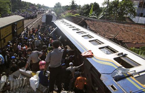 印尼發(fā)生兩起火車相撞事故 37人死亡數(shù)十人受傷