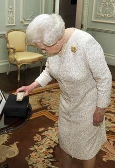 智利總統(tǒng)贈送英女王和首相井下礦石