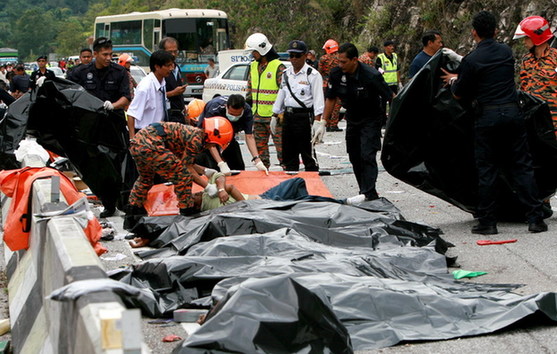 馬來西亞旅游巴士翻車造成至少27人死亡
