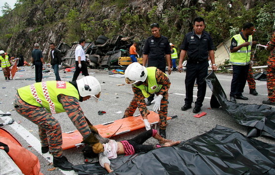 馬來西亞旅游巴士翻車造成至少27人死亡
