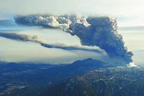 日本火山噴發(fā)煙高2000米