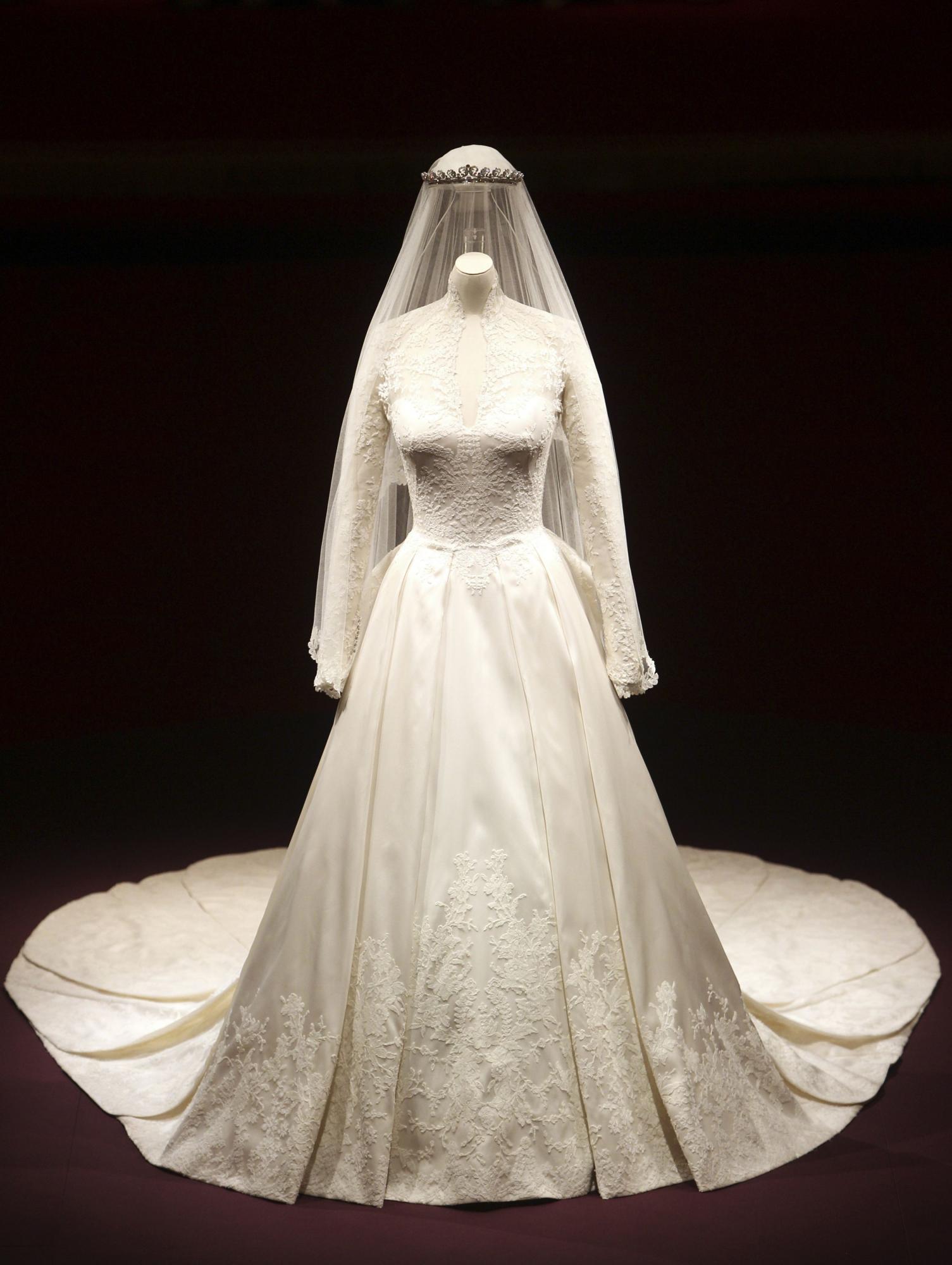 無頭“模特”展示凱特婚紗 英女王受驚直呼好恐怖
