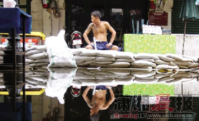 泰國曼谷洪水漫入泰皇宮 留守居民從容應(yīng)對(duì)
