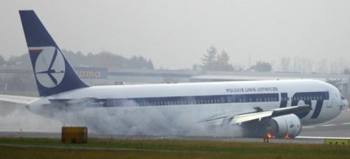 一架載231人客機(jī)波蘭迫降無傷亡 戰(zhàn)機(jī)護(hù)送(圖)