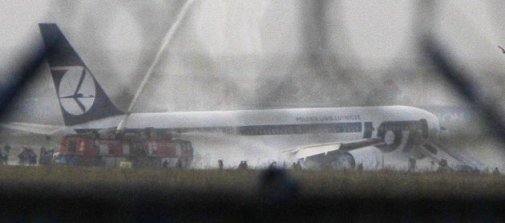 一架載231人客機(jī)波蘭迫降無傷亡 戰(zhàn)機(jī)護(hù)送(圖)