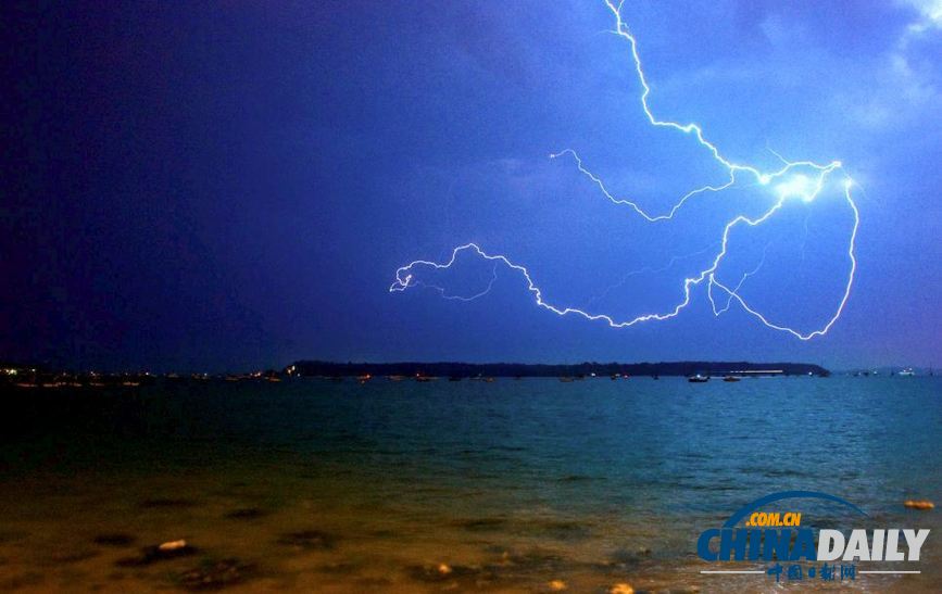 組圖：暴風雨終結(jié)英國酷熱天氣 閃電驚心動魄房屋受損