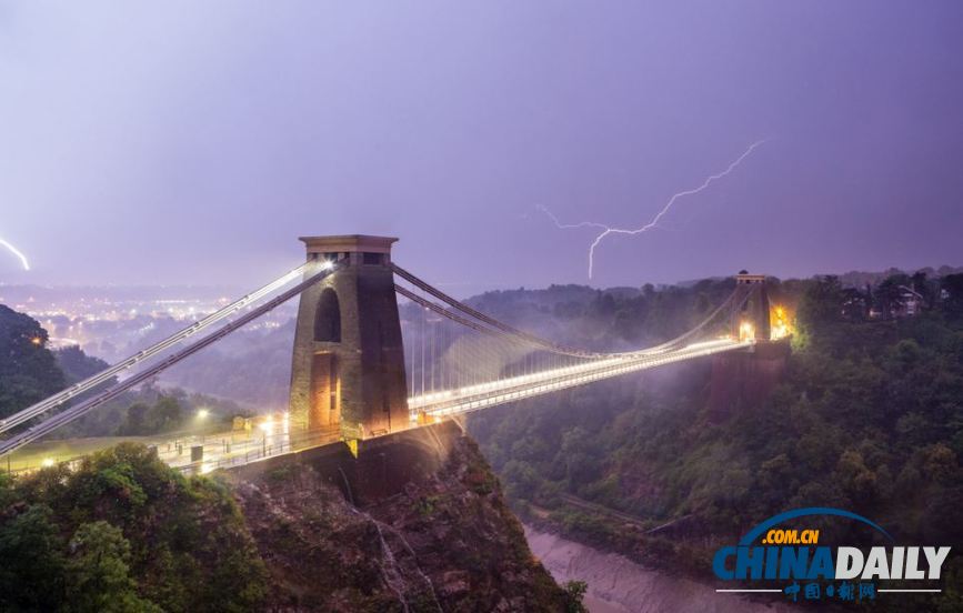 組圖:暴風雨終結(jié)英國酷熱天氣 閃電驚心動魄房屋受損