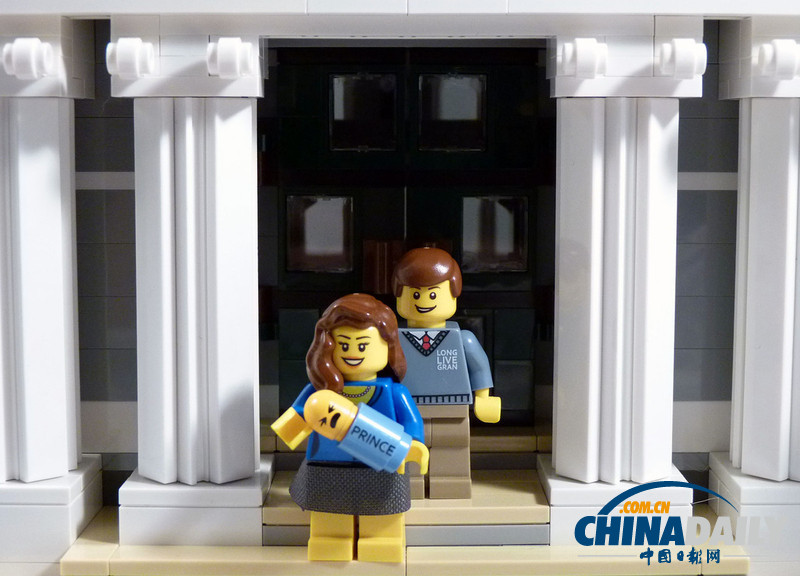 組圖：樂高玩具重現(xiàn)凱特威廉抱愛子首次露面場(chǎng)景 溫馨甜蜜