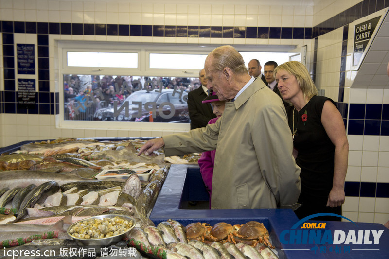 英女王夫婦逛魚市參觀釀酒廠 關(guān)注民生（組圖）