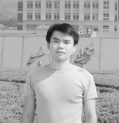 大學(xué)生利用電腦技術(shù)設(shè)計(jì)毛澤東號雙艦島航母