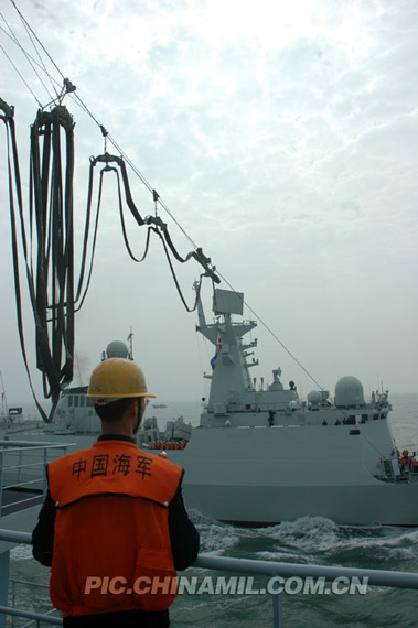 “巢湖”艦加入中國海軍第四批護航編隊