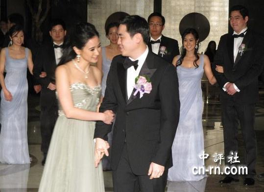 臺(tái)塑長孫王泉仁新婚夫妻亮相（組圖）