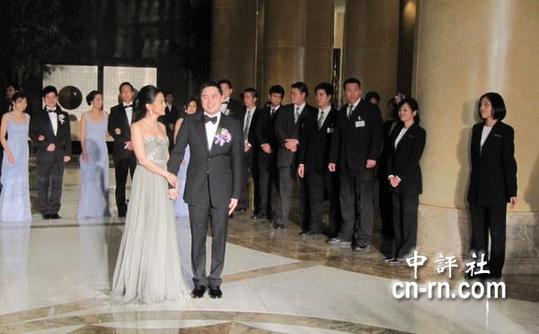 臺(tái)塑長孫王泉仁新婚夫妻亮相（組圖）