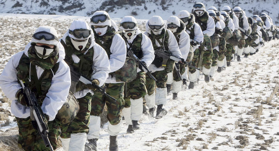 韓國陸軍部隊嚴寒中進行戰術演練