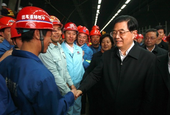 胡錦濤到廈門與民眾共度春節(jié)看望加班農民工
