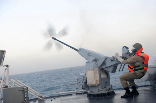 組圖：伊朗首艘國產戰艦在波斯灣開火演練