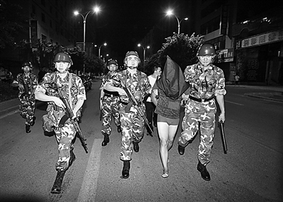 重慶打黑:武警運兵車子夜出擊令黑勢力喪膽