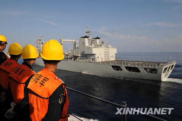 中國(guó)海軍第五批護(hù)航編隊(duì)進(jìn)行首次海上補(bǔ)給