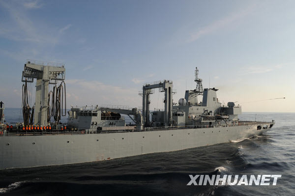 中國海軍第五批護(hù)航編隊進(jìn)行首次海上補(bǔ)給