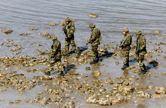 韓國(guó)軍方繼續(xù)搜救“天安艦”生存者[圖]