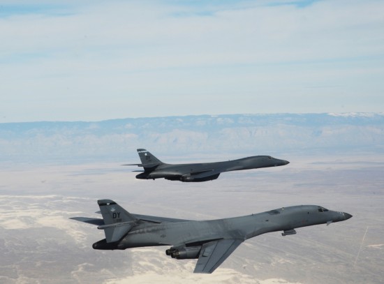 組圖:美空軍公開B-1B轟炸機群空中訓練照